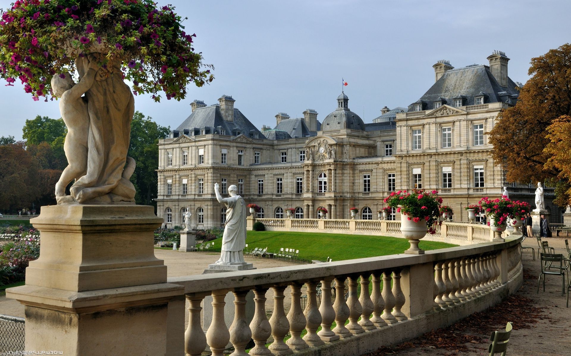 châteaux architecture voyage sculpture statue fontaine maison ville en plein air tourisme lumière du jour château parc maison ciel point de repère monument musée tourisme maison