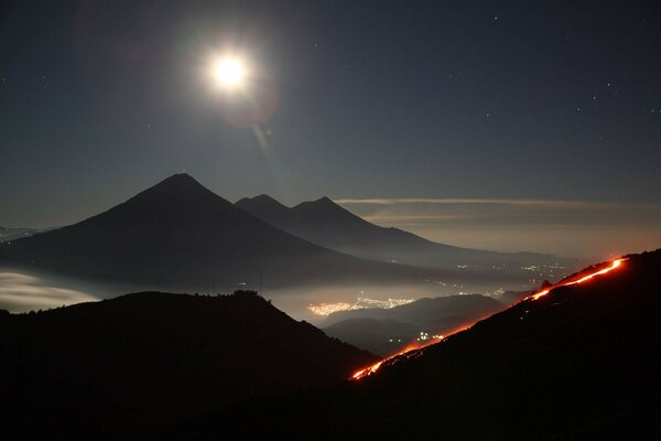 Hermoso paisaje nocturno de montaña