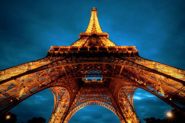 Vue d en bas de la tour Eiffel