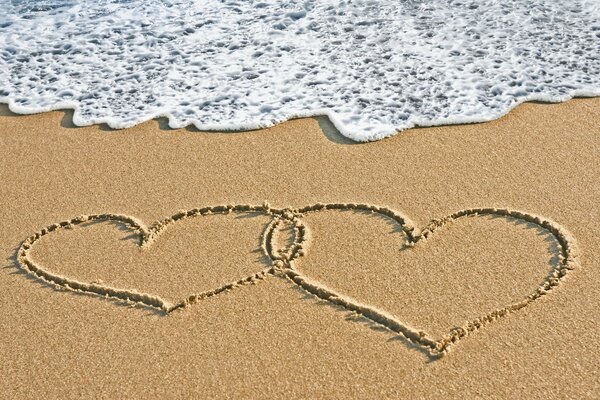 Corazones en la playa del mar