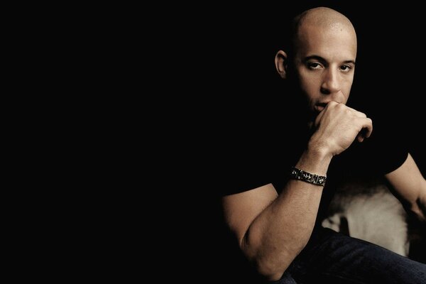 Vin diesel vin diesel acteur assis homme fond sombre