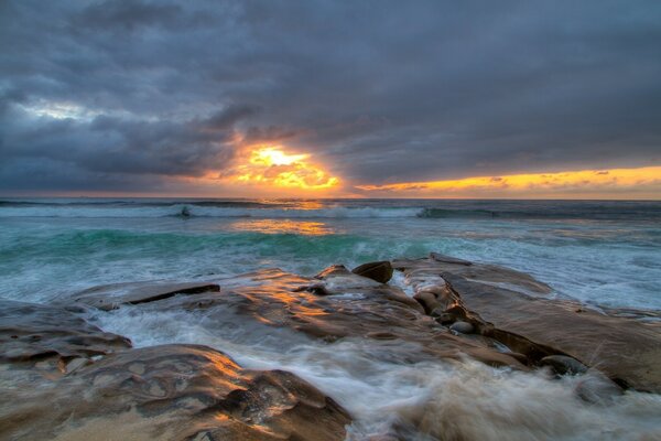 Beau coucher de soleil sur la mer