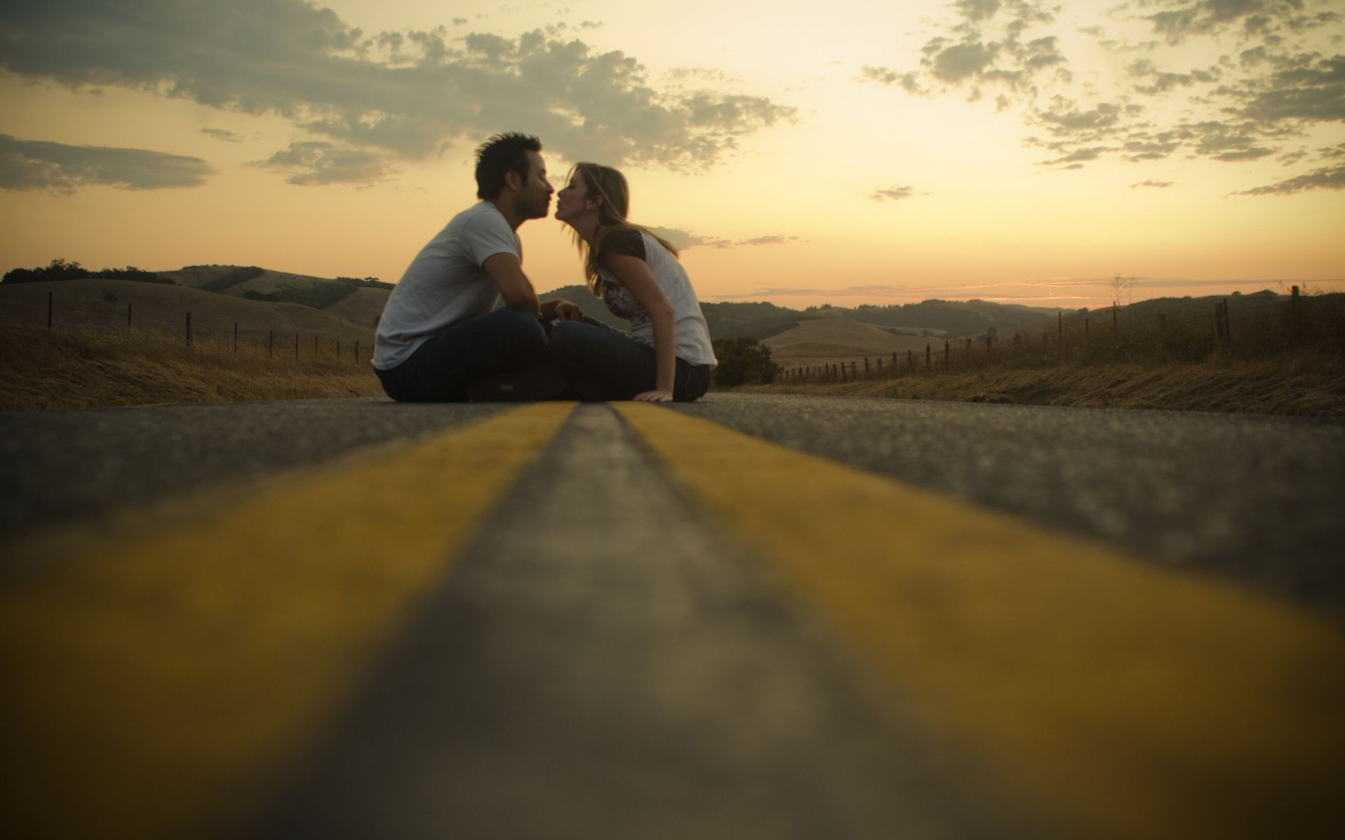 amore e romanticismo tramonto paesaggio ragazza lago luce coppia sera viaggi adulto cielo acqua spiaggia strada amore luce del giorno alba sfocatura due natura