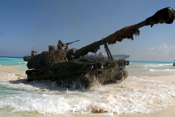 Un gran tanque saliendo del océano