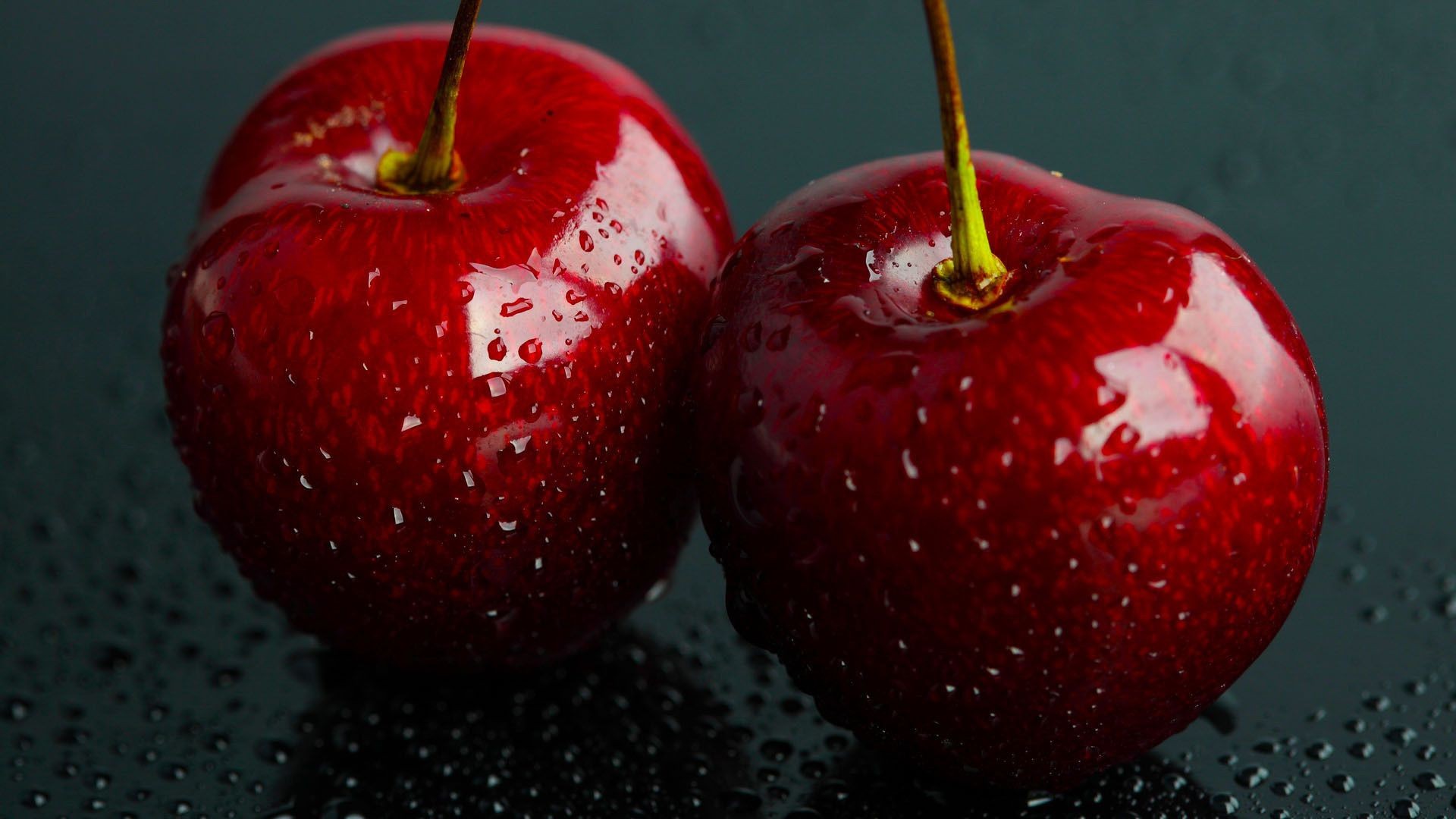 droplets and water fruit apple food juicy sweet drop delicious juice confection health wet shining agriculture freshness strawberry refreshment still life nutrition healthy