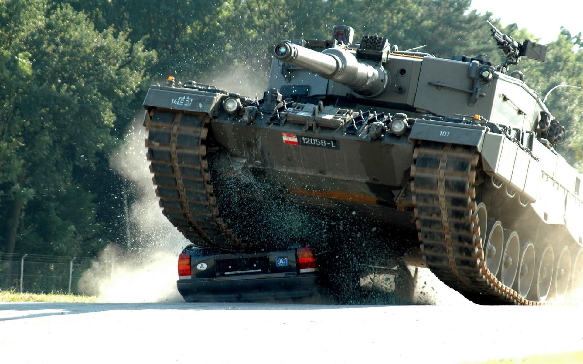 maquinaria de tierra coche sistema de transporte máquina tanque militar poder ejército guerra armas industria equipo suelo al aire libre camión