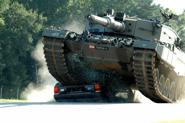 Tank binek otomobilini ezdi