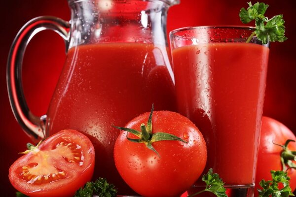 Delicioso jugo de tomate en una jarra