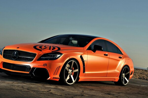 Voiture de sport orange au soleil