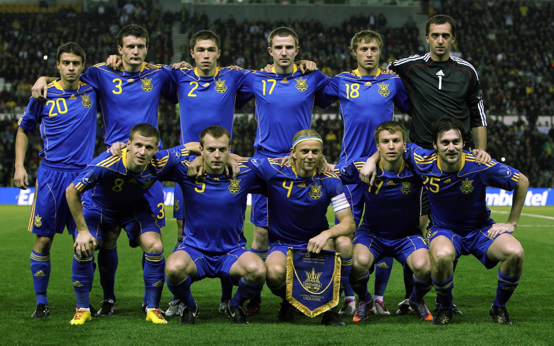 futebol futebol competição estádio rugby jogo jogos bola homem atleta fã de esportes grupo objetivo uniforme estrelas verde fãs