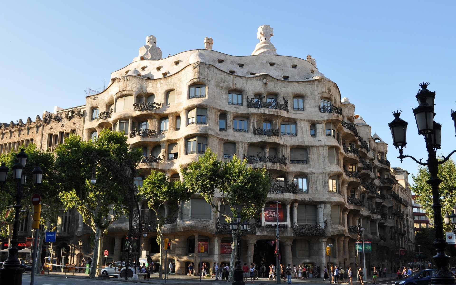 hiszpania architektura podróże miasto dom ulica na zewnątrz miasto turystyka miejski światło dzienne stary turysta plac niebo miasto starożytne la pedrera budynki gaudiego barcelona