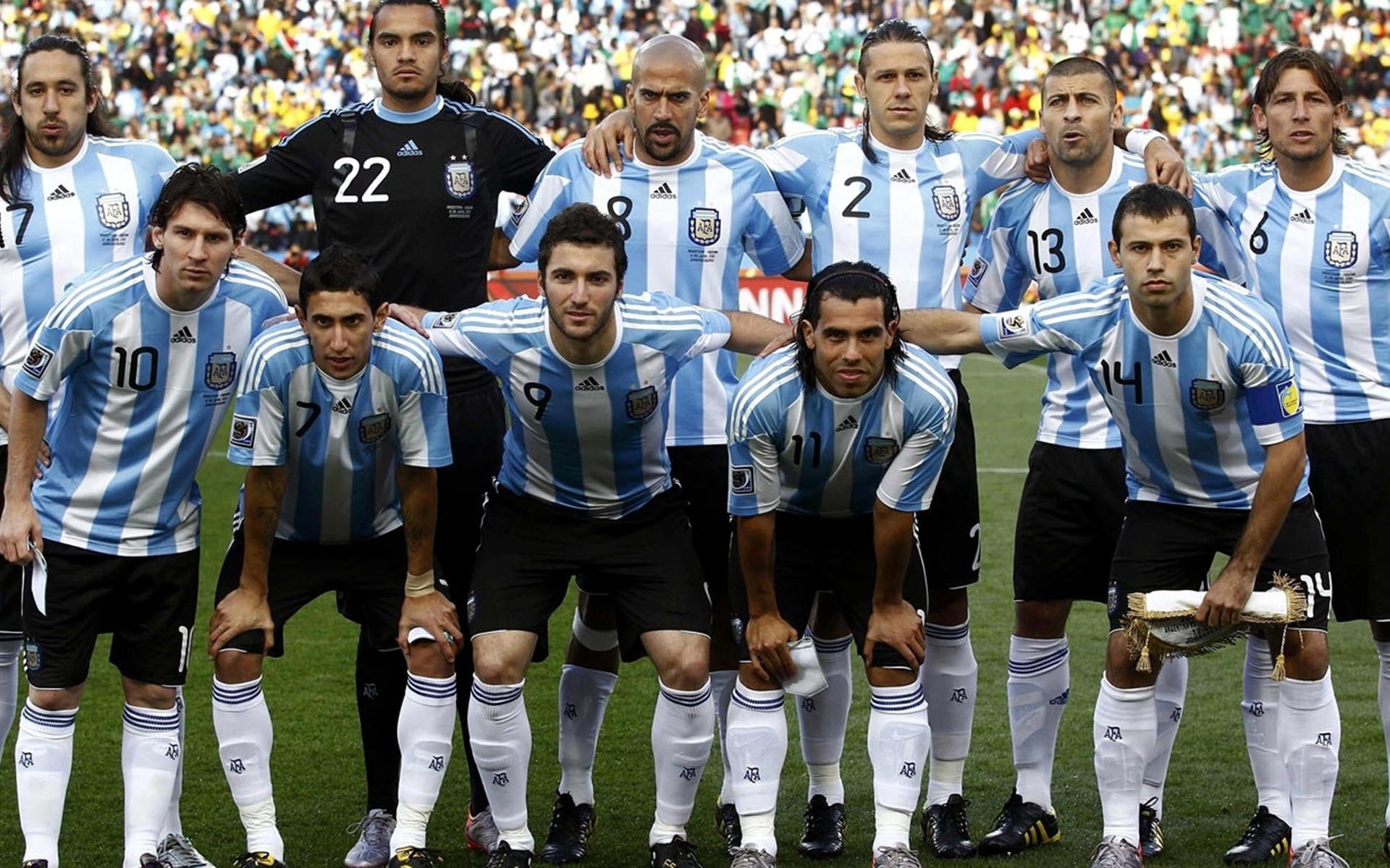 fútbol fútbol competición juegos estadio atleta pelota partido meta hombre rugbi animadora deportiva atuendo uniforme piernas escuadra liga multitud campeonato estrella messi