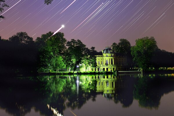 Reflexion im Wasser der schönen Architektur