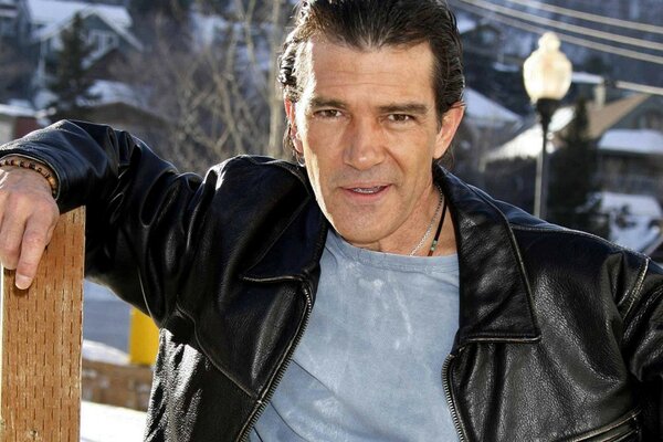 Antonio Banderas on the street