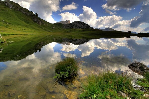 Hermoso paisaje con río y montañas