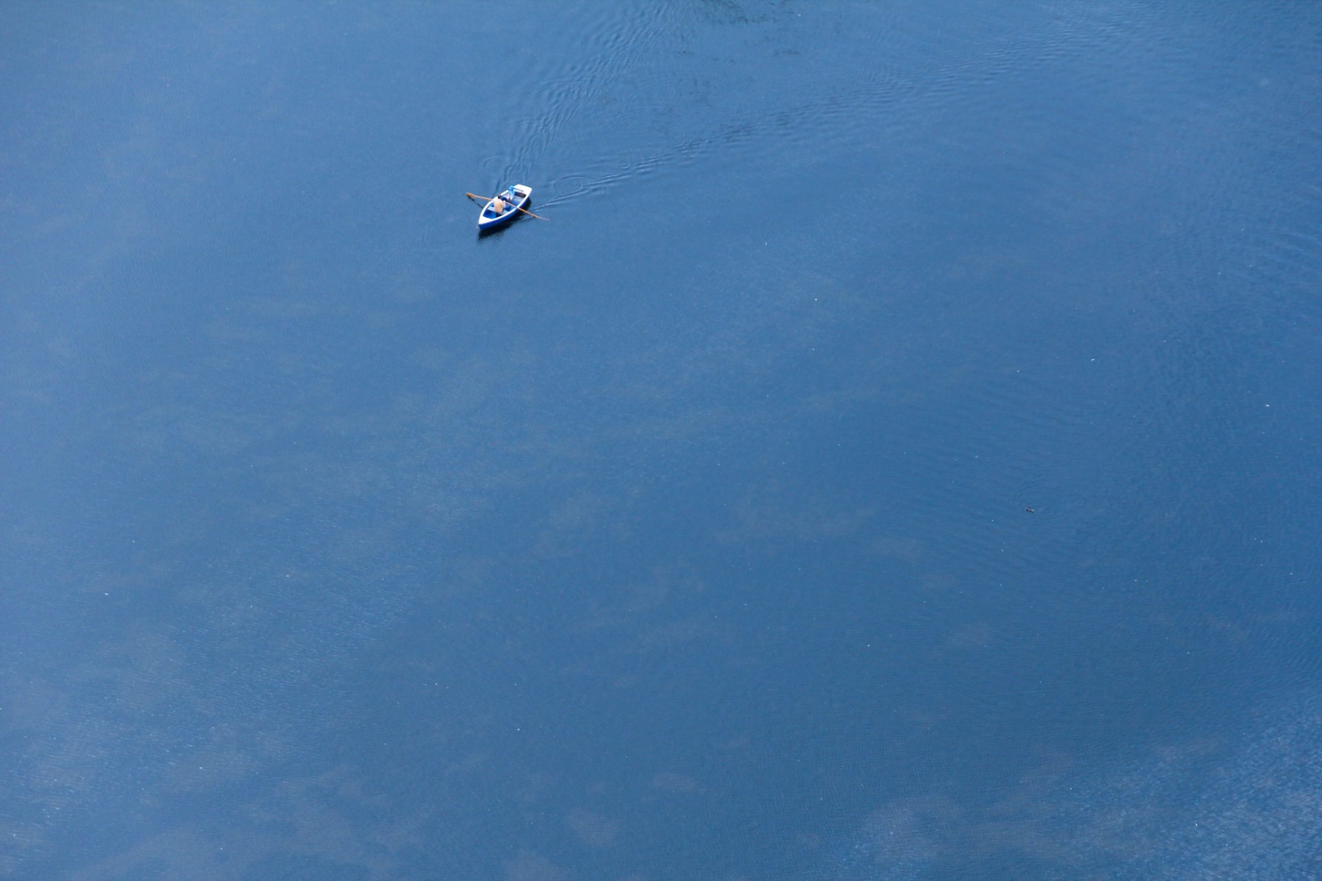 лодка вода минимализм