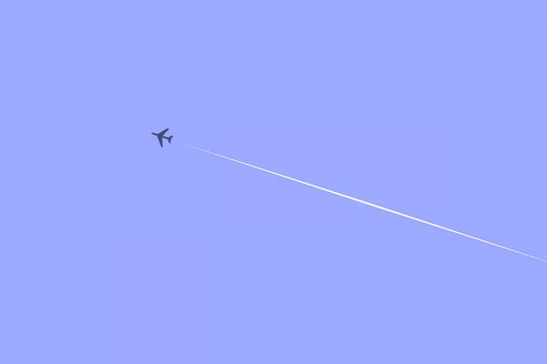Самолет оставляет след в небе
