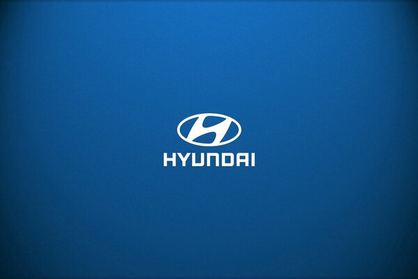 Логотип автомобиля Hyundai на синем фоне