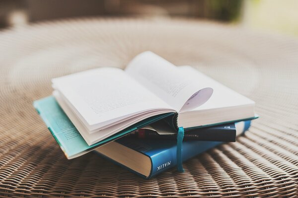 ОТКРЫТАЯ КНИГА НА СТОЛЕ