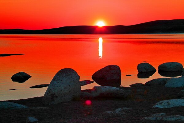 Rhodonsee. Roter Sonnenuntergang.