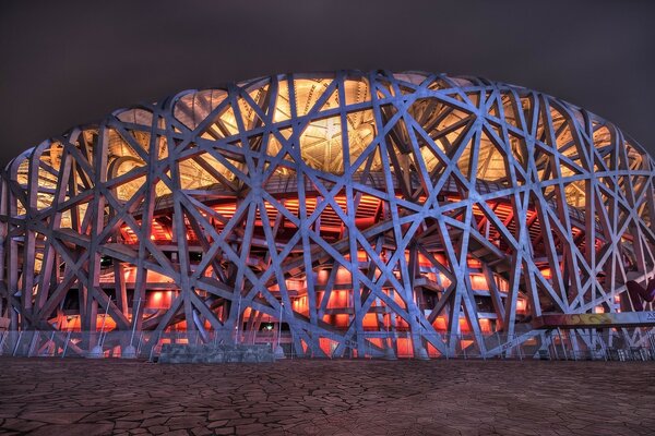 Estádio ninho de andorinha em Pequim à noite com iluminação