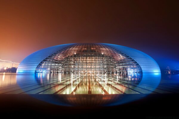 Impresionante edificio moderno con iluminación nocturna