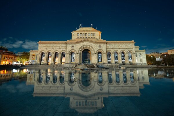 Hermosa casa reflejada en el agua