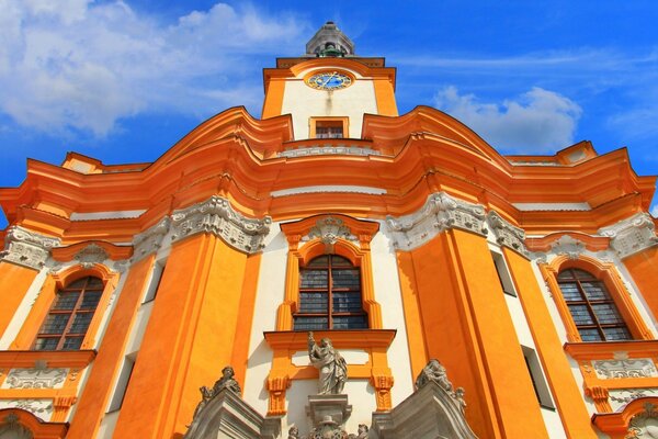 Arquitectura en viajes contra el cielo