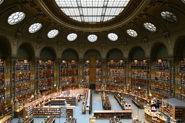 Schönes Interieur einer großen Bibliothek