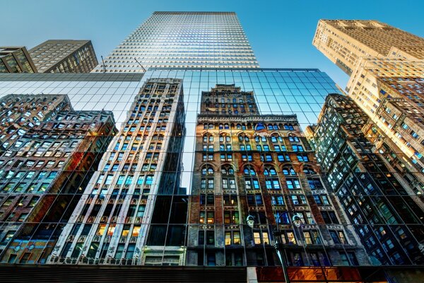 Stadtarchitektur, die von den Spiegelwänden des Wolkenkratzers reflektiert wird