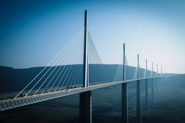 Hängebrücke am frühen Morgen ohne Autos