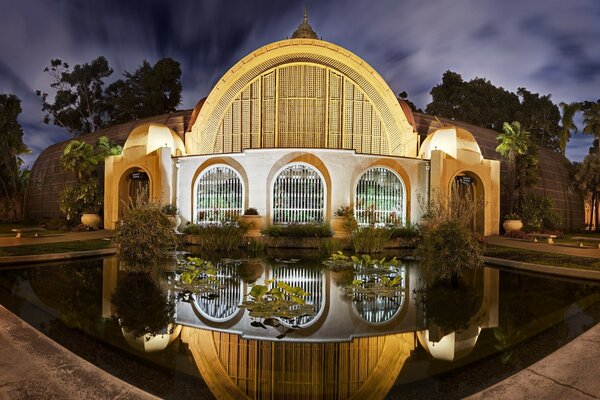 Casa en el agua, el sueño de un poeta