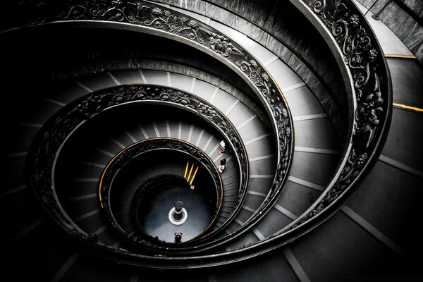 灰色和黑色色调的带图案栏杆的螺旋楼梯