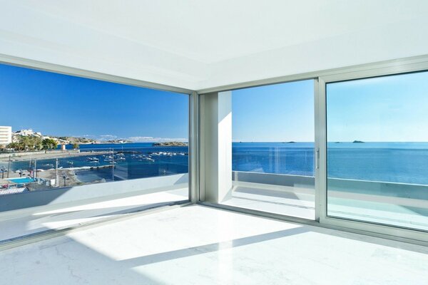 Vue sur la mer depuis la fenêtre panoramique de l hôtel