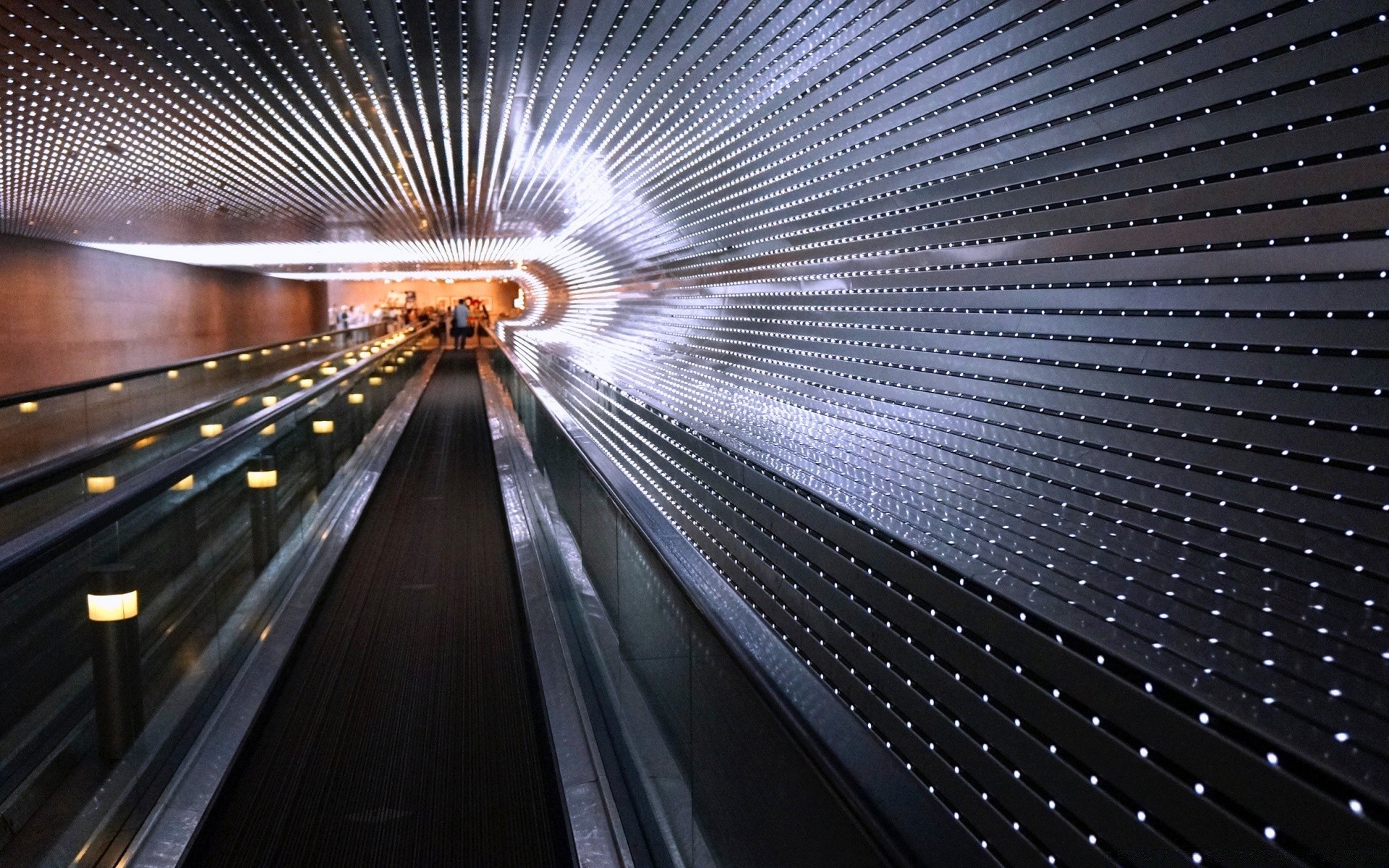 maison et intérieur flou rapide trafic tunnel système de transport liège acier perspective escalator lumière