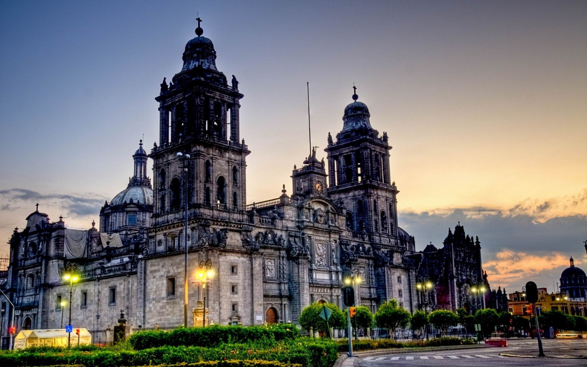 casa e interior arquitetura casa viajar cidade céu religião ponto de interesse torre igreja velho famoso turismo ao ar livre histórico monumento urbano cultura castelo catedral