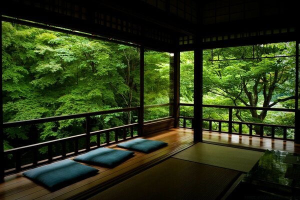 Veranda in stile giapponese nella foresta