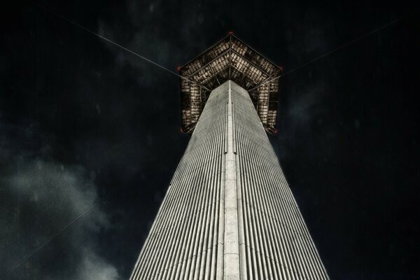 El rascacielos como si descansara en el cielo nocturno