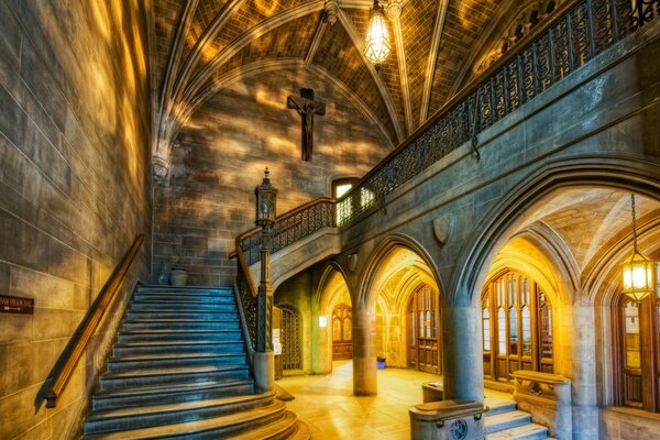 Steintreppen in einem architektonisch beeindruckenden Haus unter der Decke, in dem sich ein Kruzifix befindet