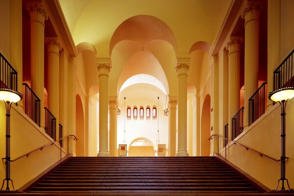 Grand escalier à l intérieur du bâtiment avec une belle architecture dans des tons jaunes chauds