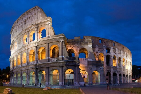 Rovine architettura illuminazione notturna