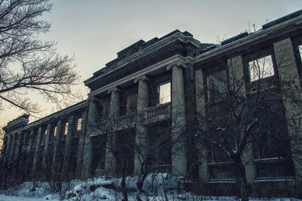 Ancien château abandonné en ruine