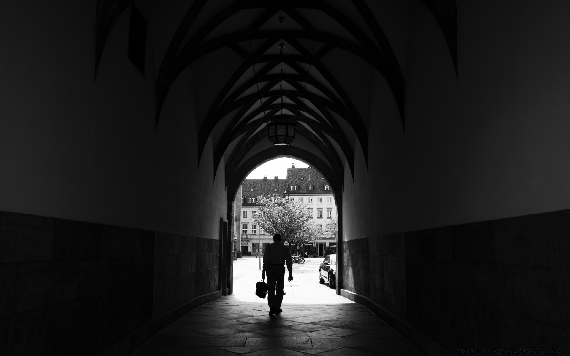 czarno-biały architektura tunel ulica łuk światło cień dom podróż miasto monochromatyczny