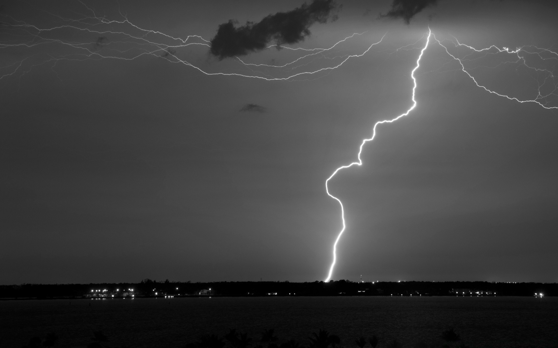 schwarz und weiß blitz sturm donner gewitter regen tanderbolt sonnenuntergang himmel landschaft strand blitz wetter katastrophe ozean wasser licht meer schlag natur dramatisch