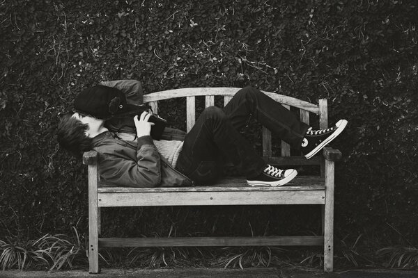 Photo en noir et blanc, l homme se trouve sur le banc