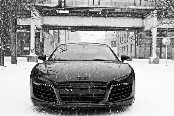 Voiture noire sur fond de neige