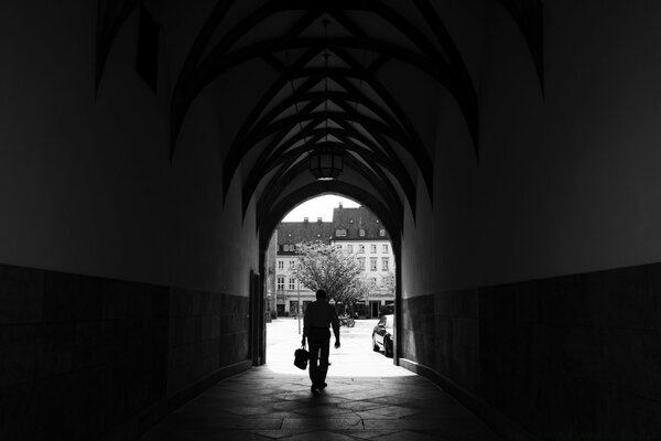 Sullo sfondo di un arco grigio sagoma di un uomo