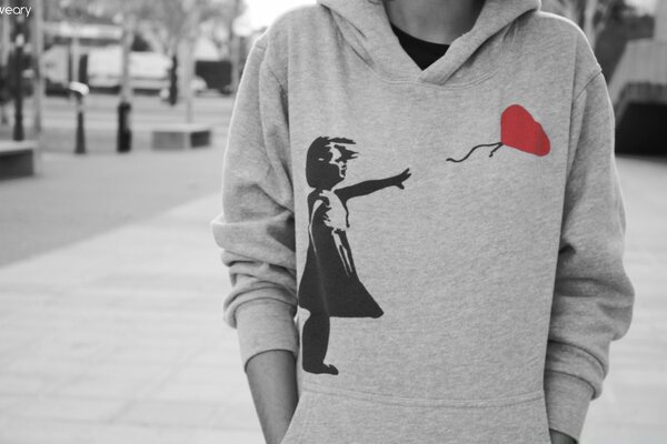 Foto de un hombre con una sudadera con un corazón brillante