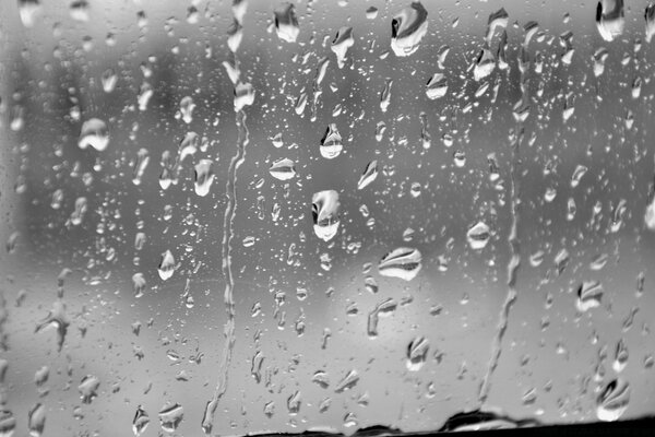 Gotas de chuva no vidro da máquina