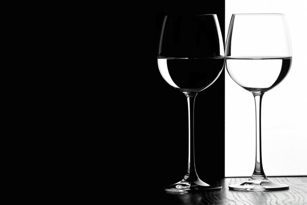 Dos copas de vino sobre fondo blanco y negro